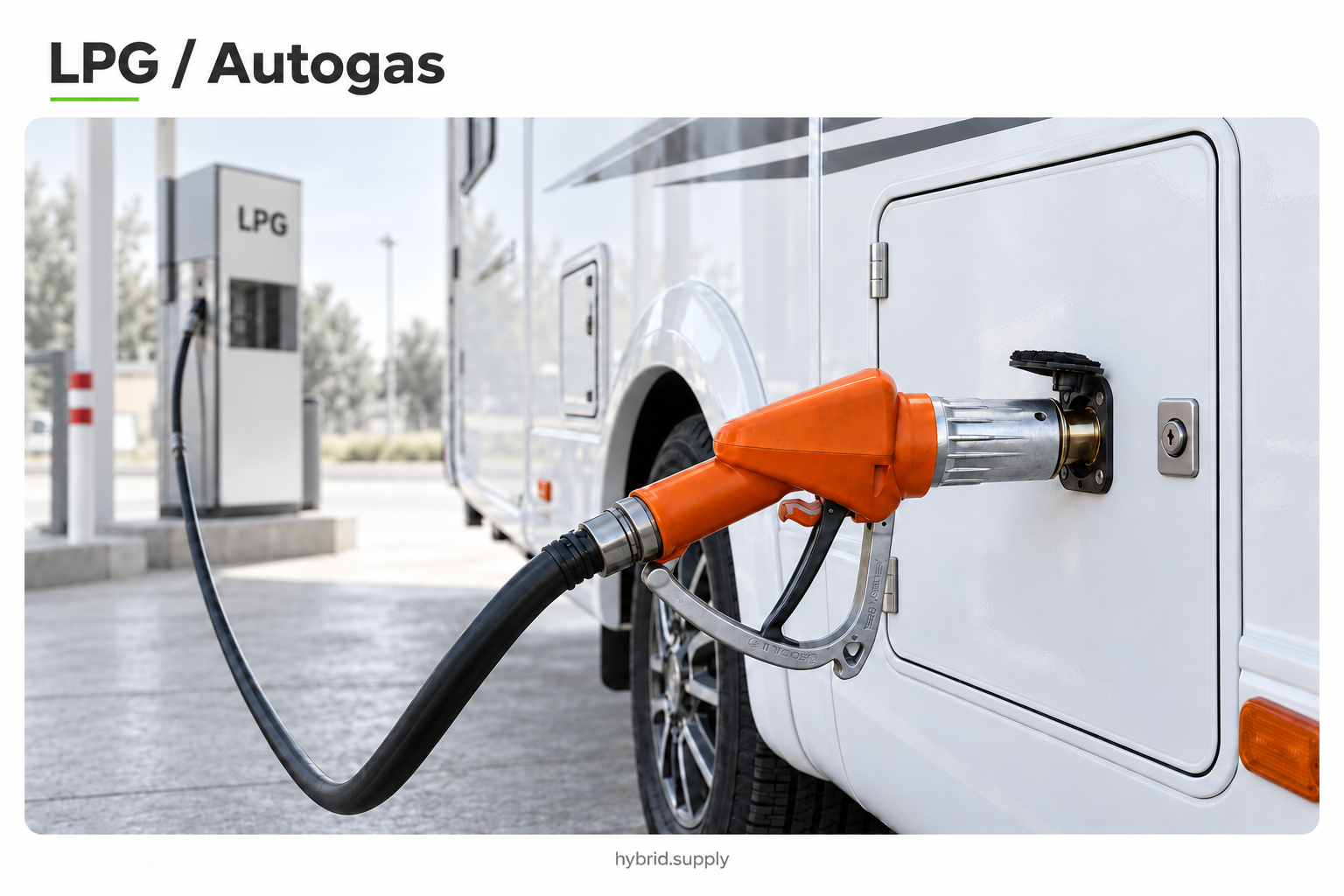 LPG / Autogas: Orangefarbene LPG-Zapfpistole am Außenfüllanschluss auf der Gaskastentür eines Wohnmobils.